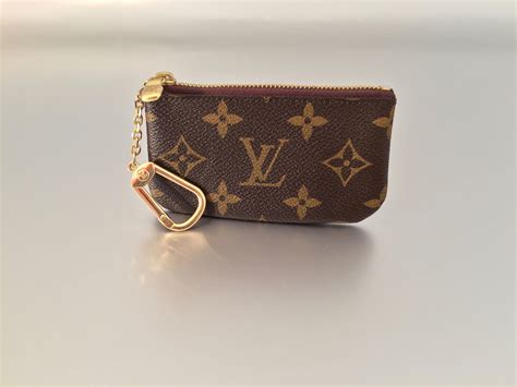 schlüsseletui louis vuitton|louis vuitton luggage charm.